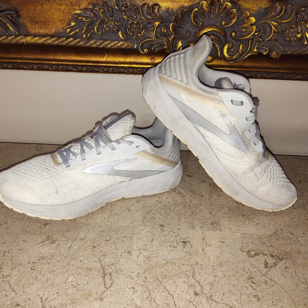 Brooks Anthem 5 White and Gray Athletic Sneakers